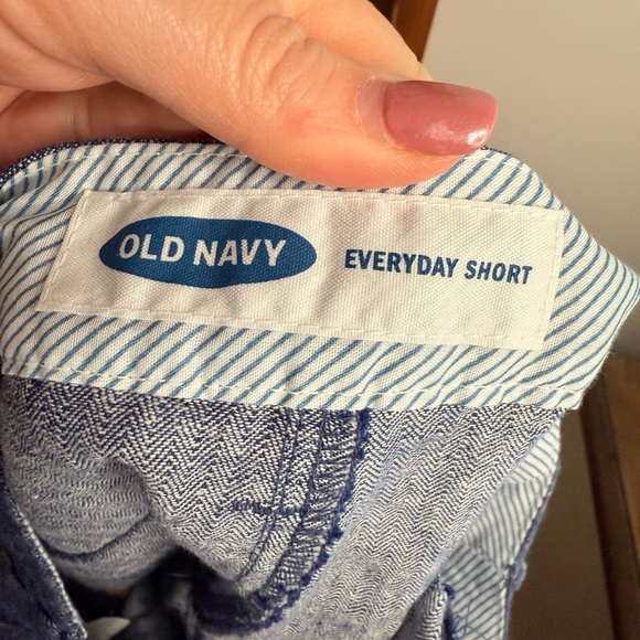 Women’s Old Navy Everyday Chambray Shorts - Picture 3 of 7